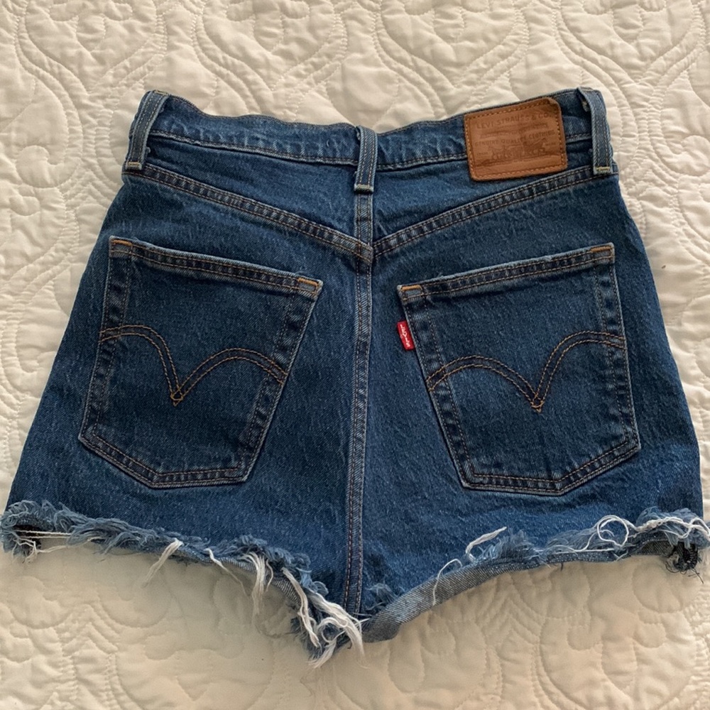 Levi’s Ribcage Shorts - Picture 2 of 3